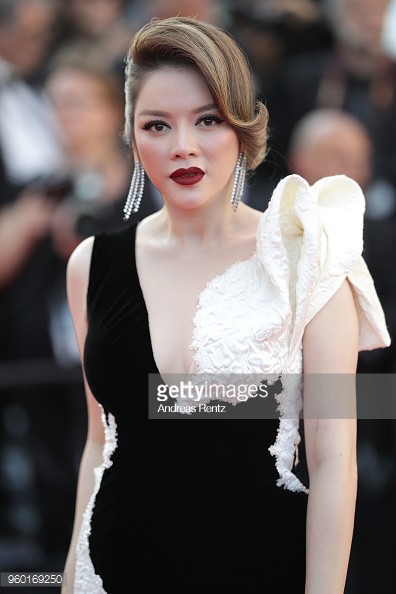 Lý Nhã Kỳ diện váy đen trắng quyến rũ trong ngày bế mạc LHP Cannes 2018 Lý Nhã Kỳ diện váy đen trắng quyến rũ trong ngày bế mạc LHP Cannes 2018